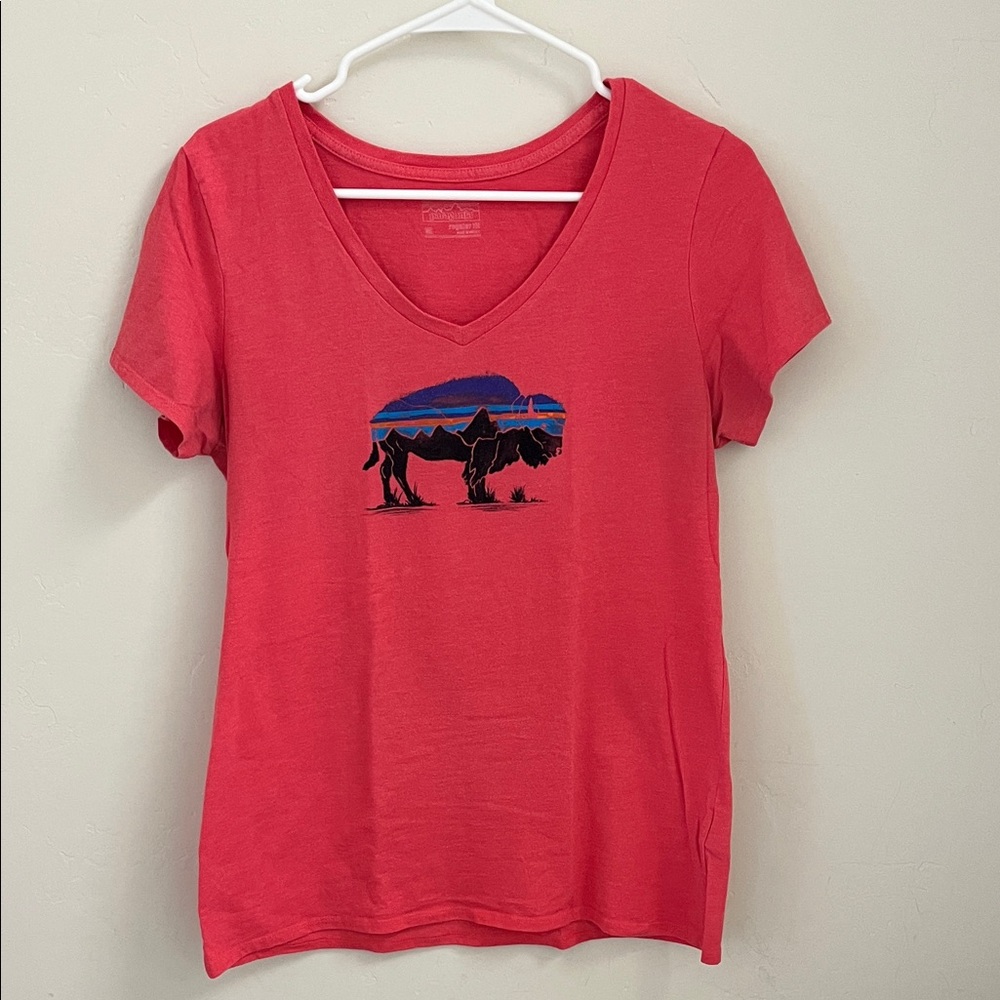 Patagonia Pink / Coral Short Sleeve Buffalo Graphic Tee Size Medium